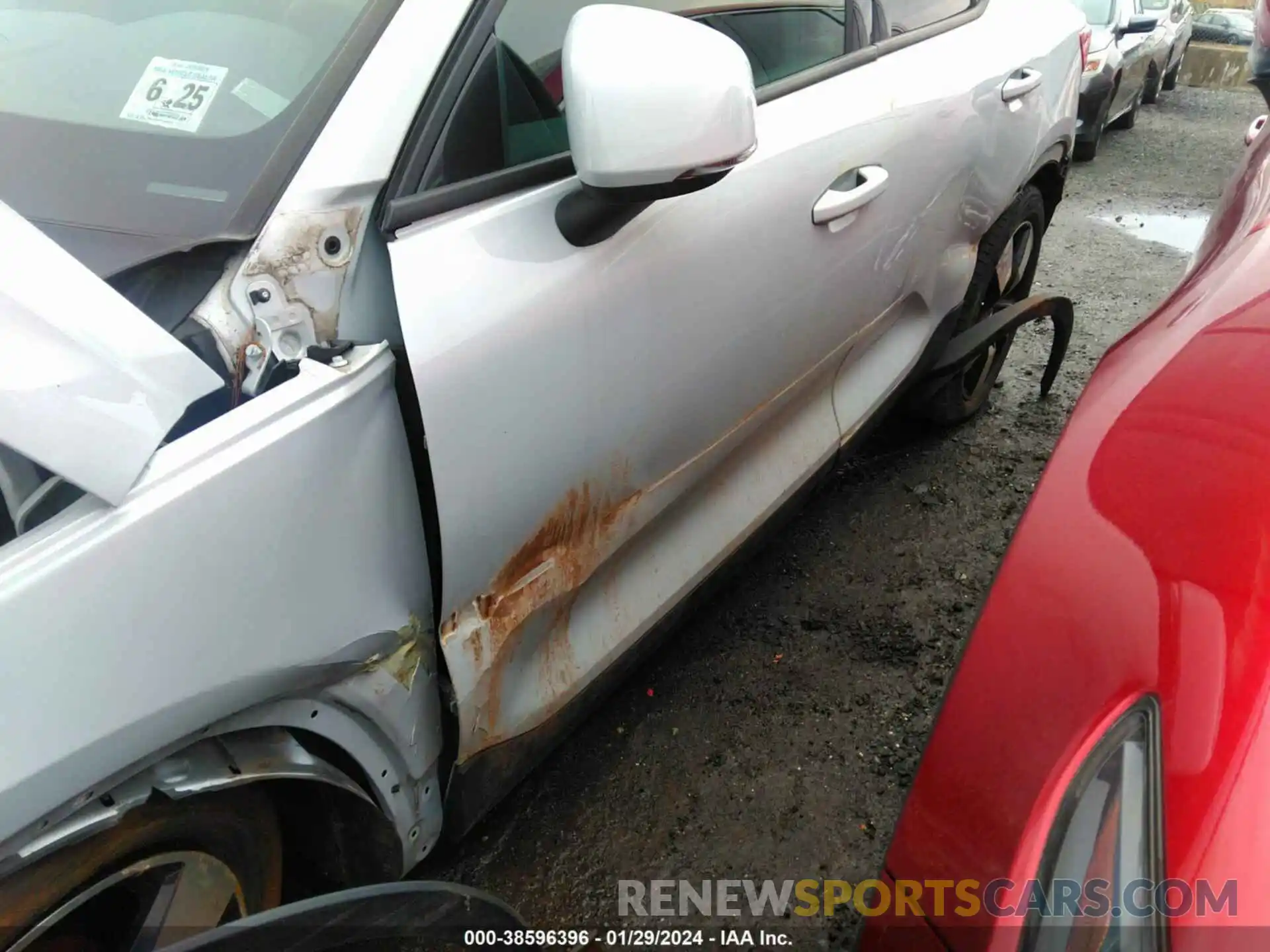 6 Photograph of a damaged car YV4162UK2L2256267 VOLVO XC40 2020