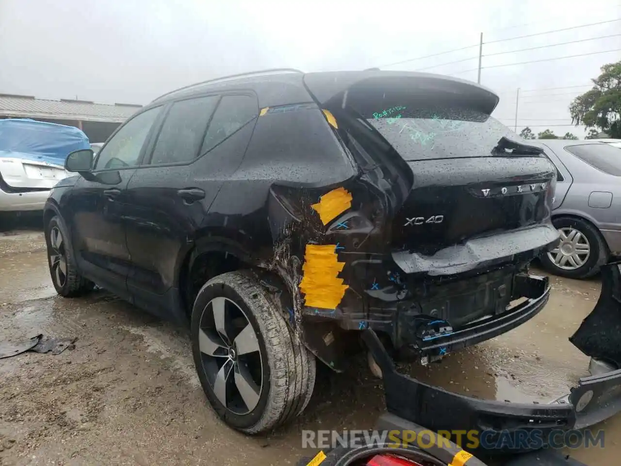 3 Photograph of a damaged car YV4162UK4L2183726 VOLVO XC40 2020