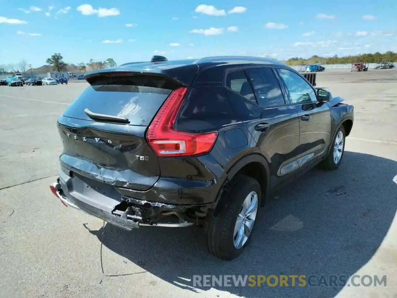 4 Photograph of a damaged car YV4162UK5L2231864 VOLVO XC40 2020