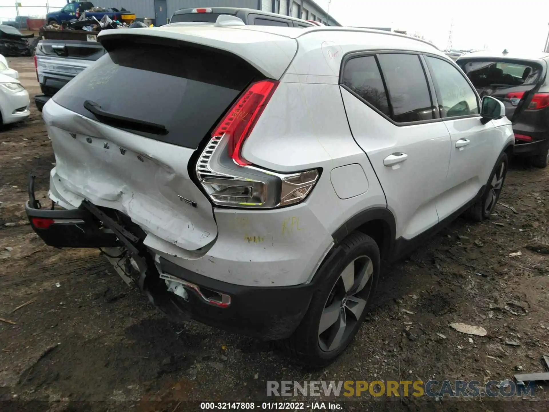 4 Photograph of a damaged car YV4162UK5L2260491 VOLVO XC40 2020