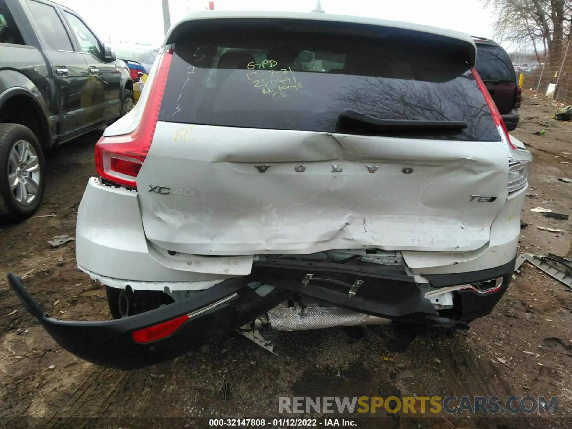 6 Photograph of a damaged car YV4162UK5L2260491 VOLVO XC40 2020