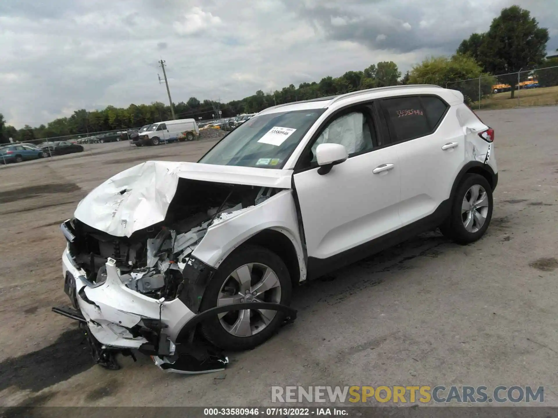 2 Photograph of a damaged car YV4162UK5L2262998 VOLVO XC40 2020