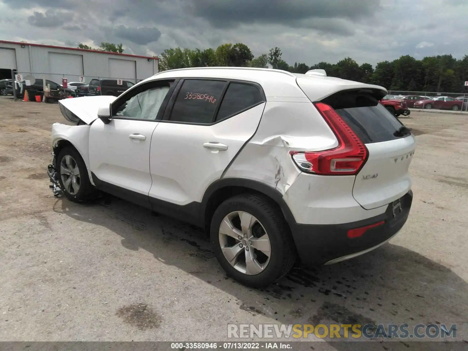 3 Photograph of a damaged car YV4162UK5L2262998 VOLVO XC40 2020