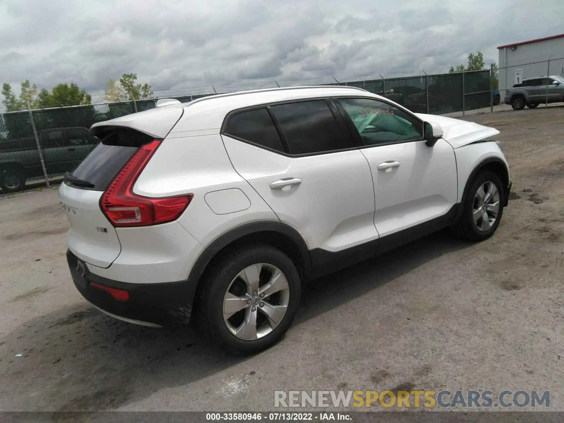 4 Photograph of a damaged car YV4162UK5L2262998 VOLVO XC40 2020