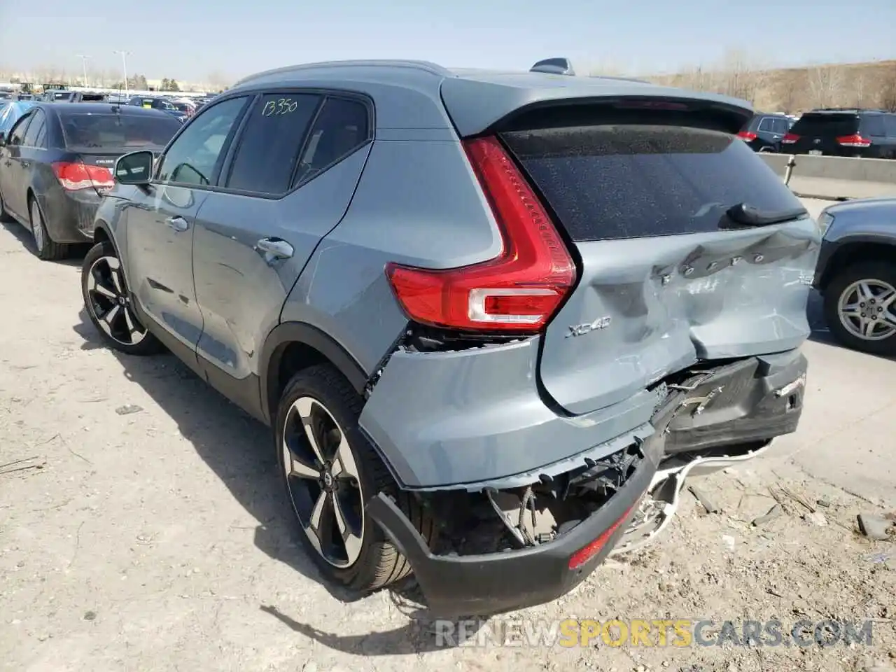 3 Photograph of a damaged car YV4162UK5L2319443 VOLVO XC40 2020