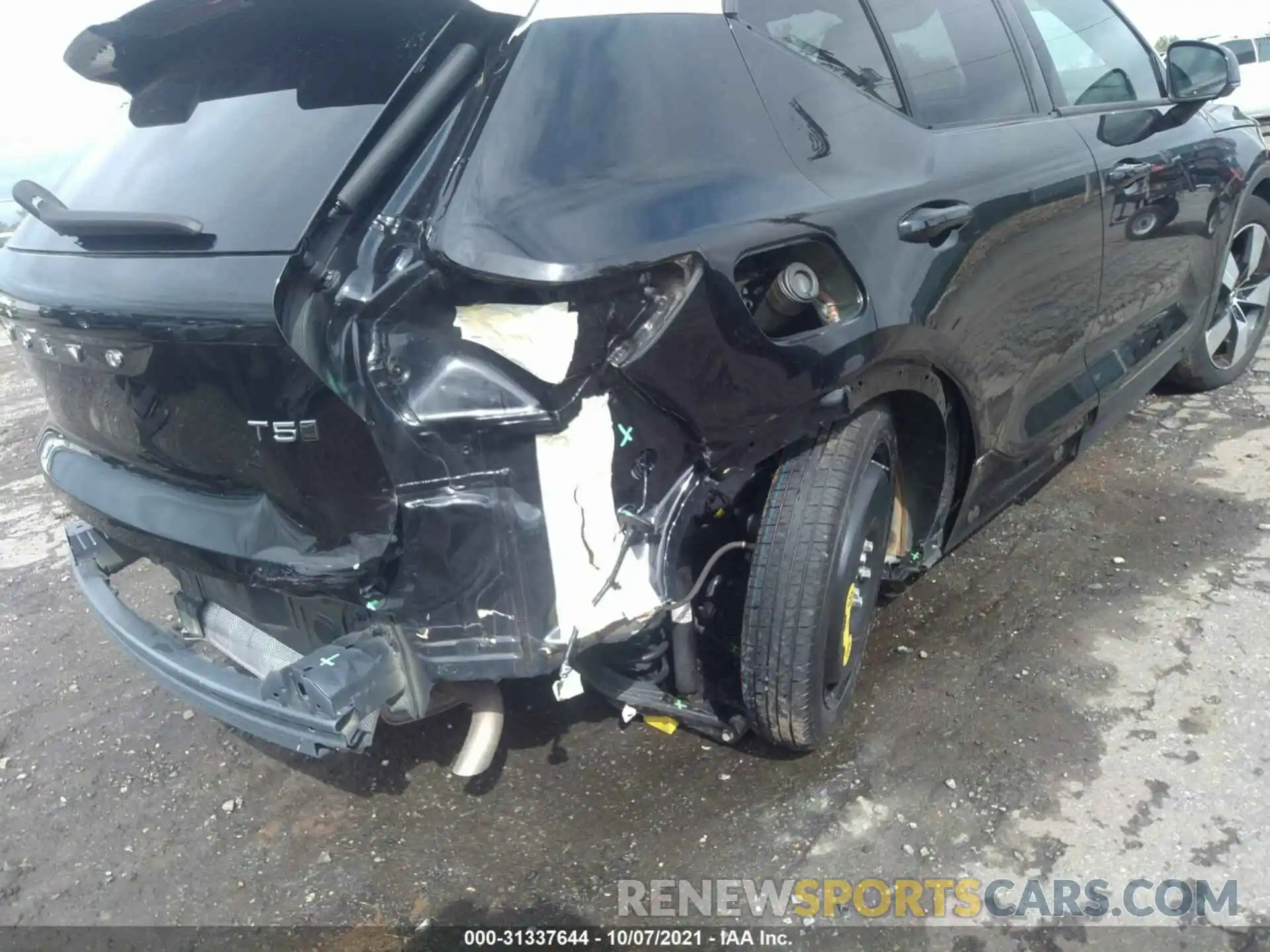 6 Photograph of a damaged car YV4162UK6L2179614 VOLVO XC40 2020