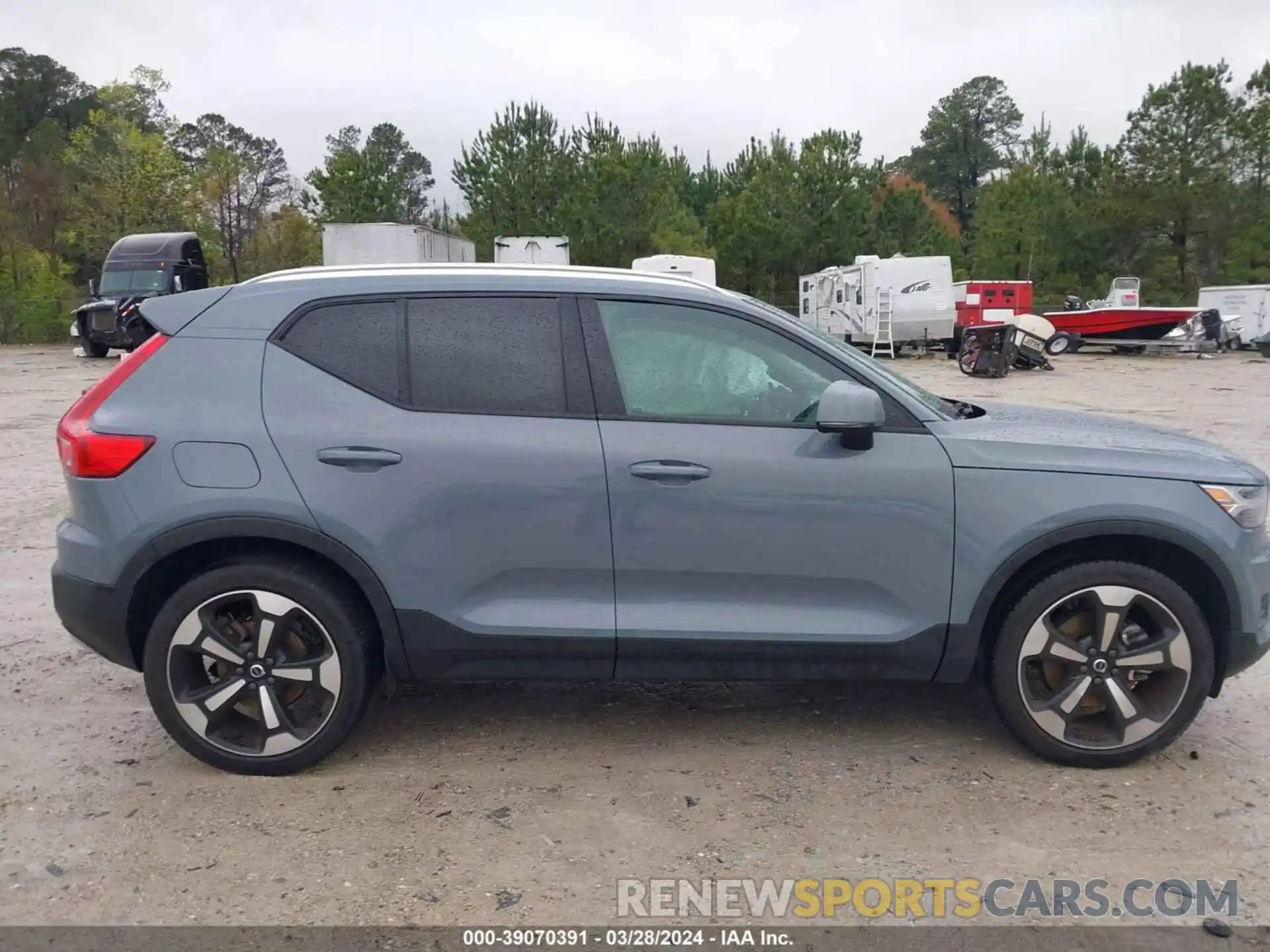 13 Photograph of a damaged car YV4162UK6L2187874 VOLVO XC40 2020