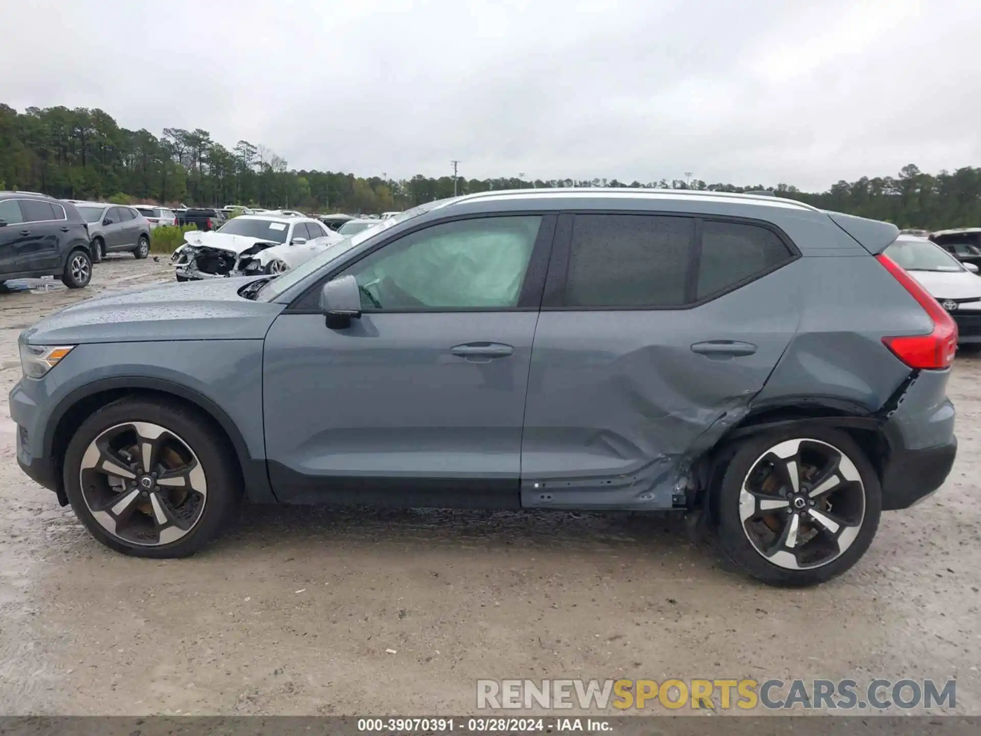 14 Photograph of a damaged car YV4162UK6L2187874 VOLVO XC40 2020