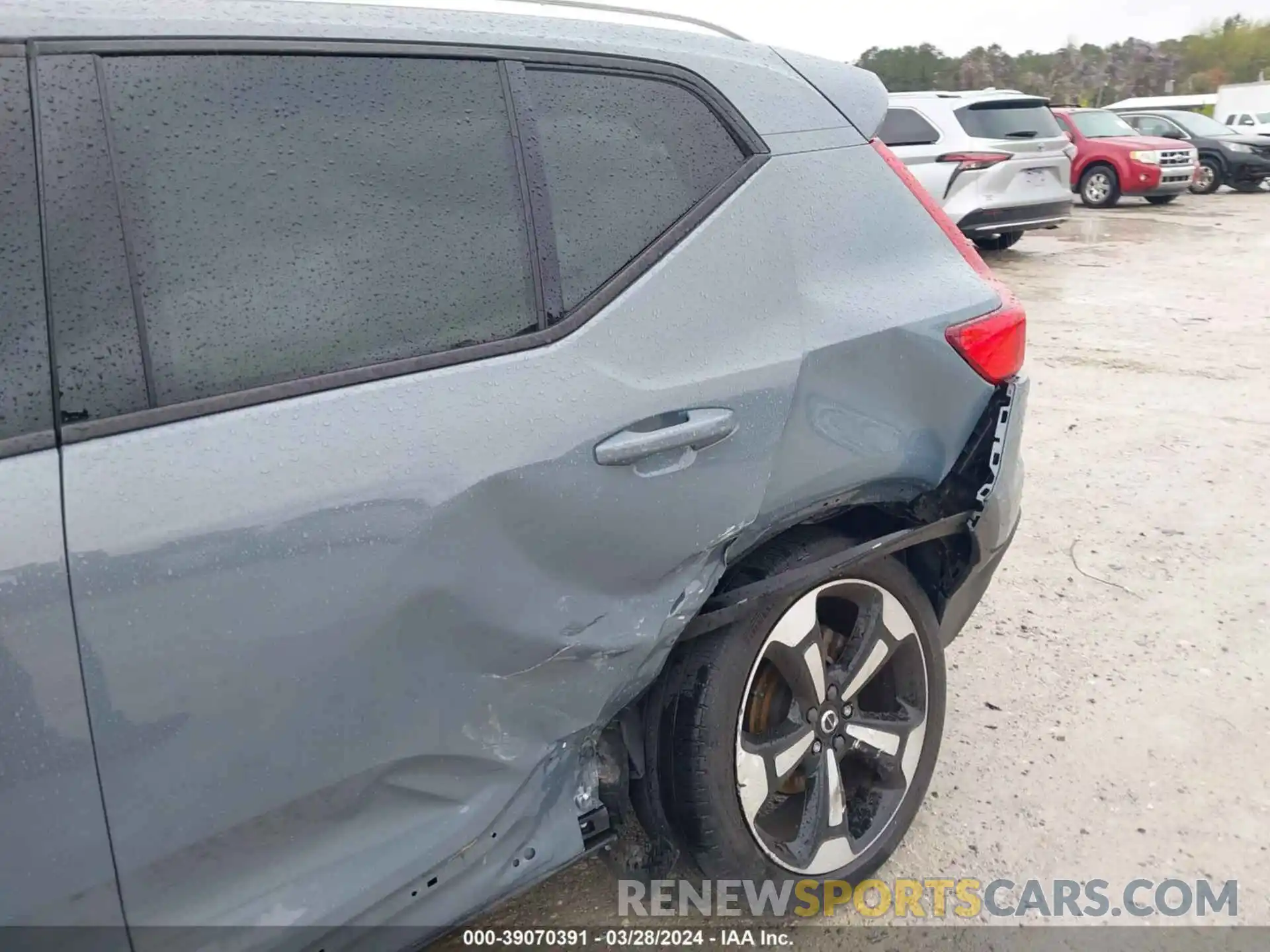 6 Photograph of a damaged car YV4162UK6L2187874 VOLVO XC40 2020