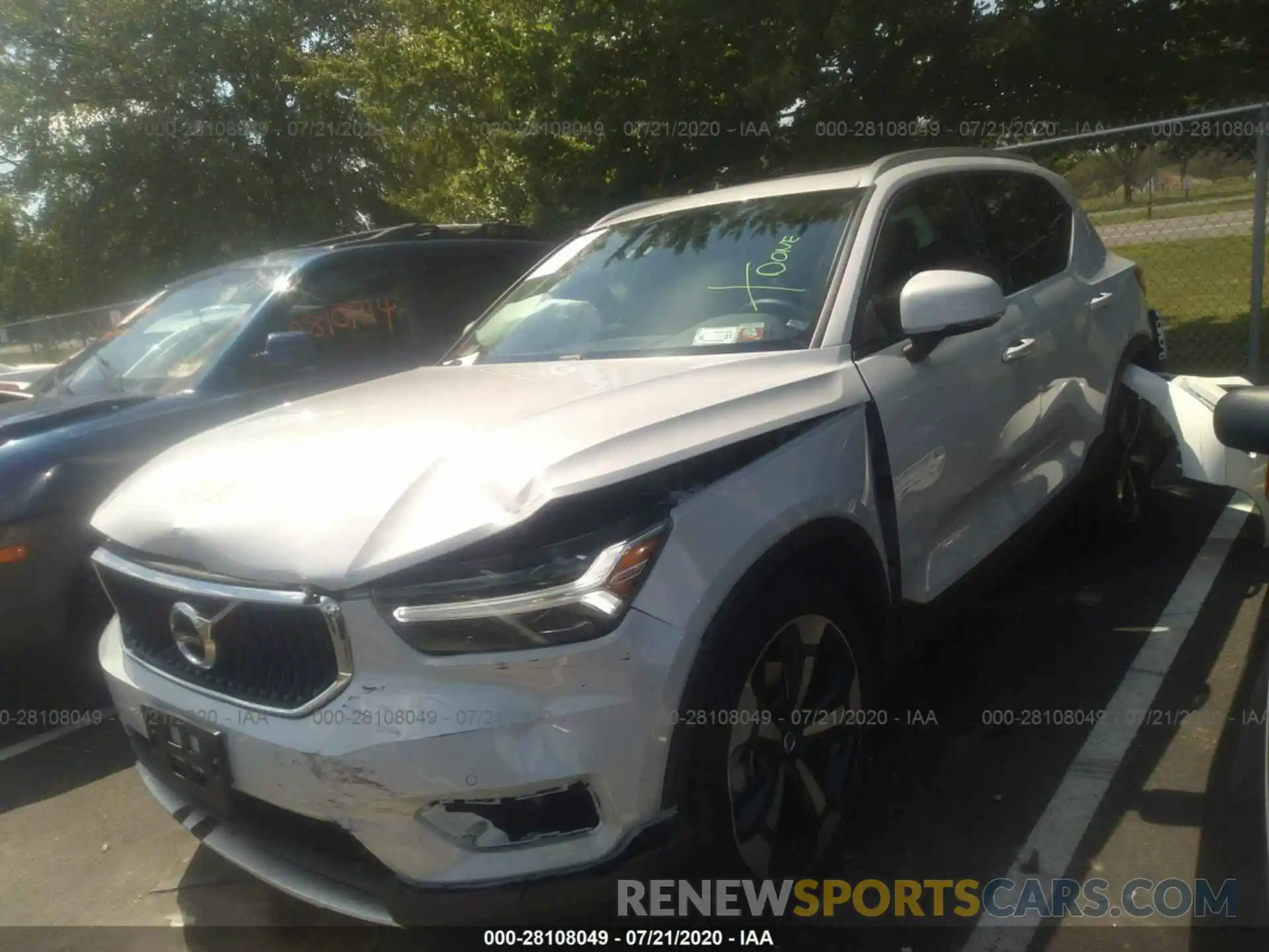 2 Photograph of a damaged car YV4162UK6L2204012 VOLVO XC40 2020