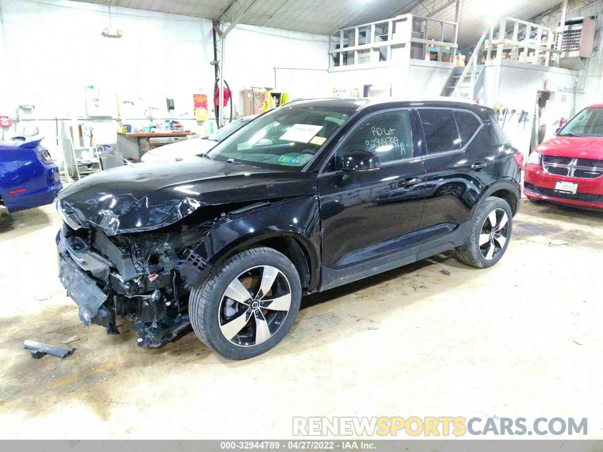 2 Photograph of a damaged car YV4162UK6L2230318 VOLVO XC40 2020