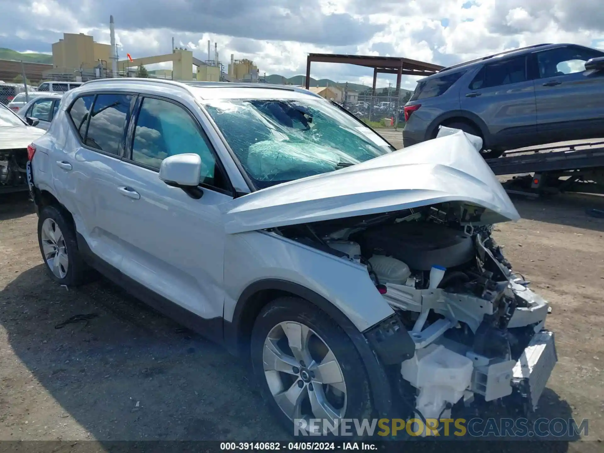 1 Photograph of a damaged car YV4162UK6L2338664 VOLVO XC40 2020