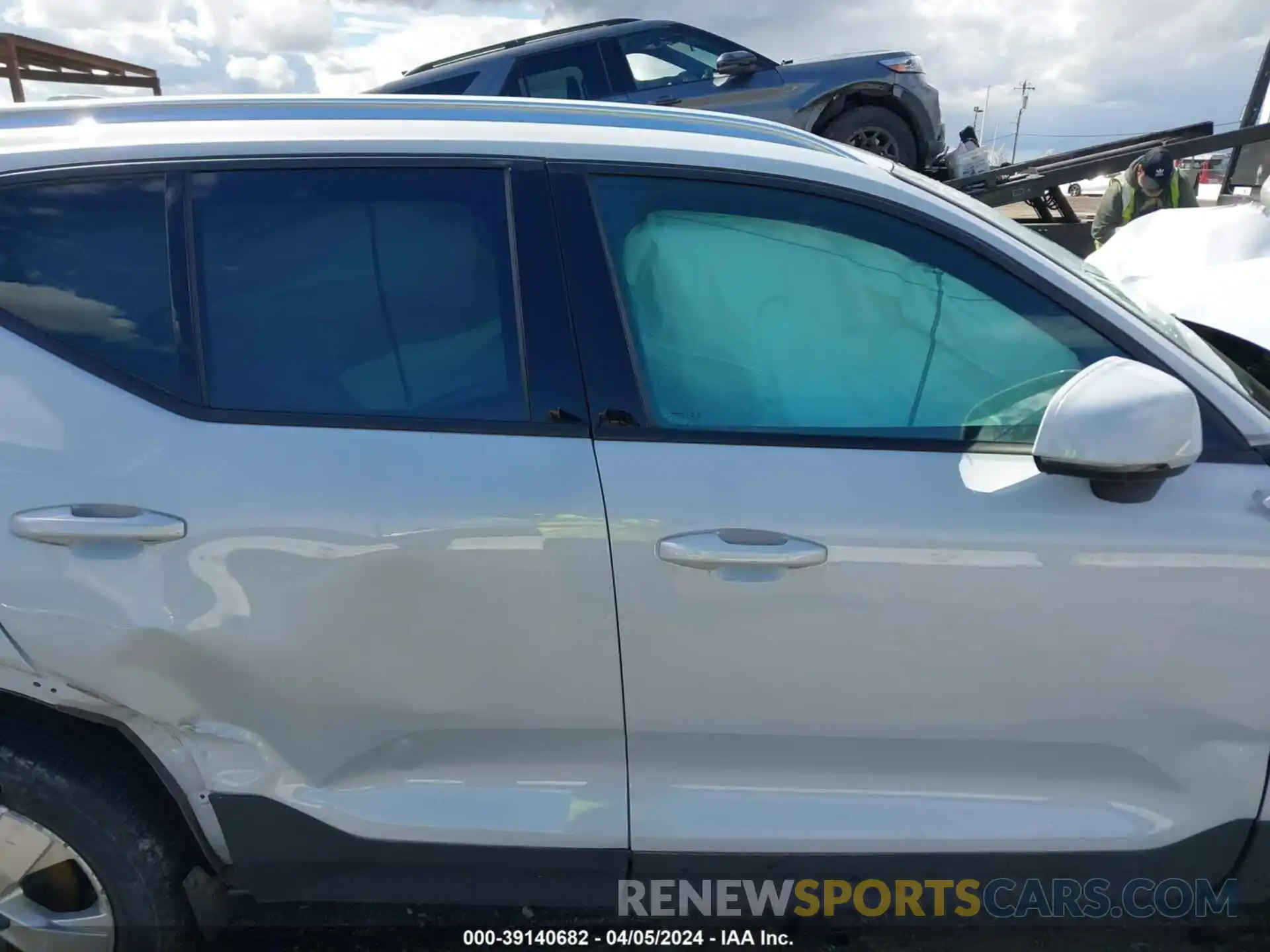 13 Photograph of a damaged car YV4162UK6L2338664 VOLVO XC40 2020