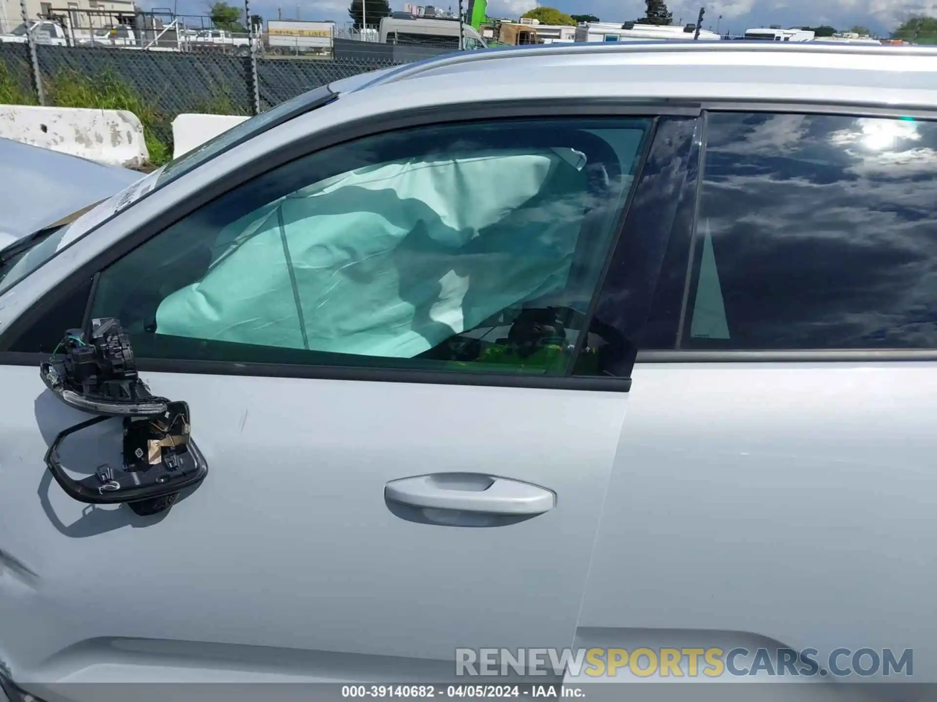 14 Photograph of a damaged car YV4162UK6L2338664 VOLVO XC40 2020