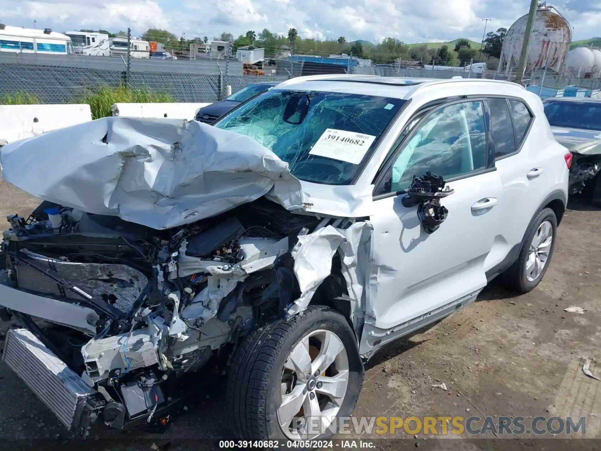 2 Photograph of a damaged car YV4162UK6L2338664 VOLVO XC40 2020