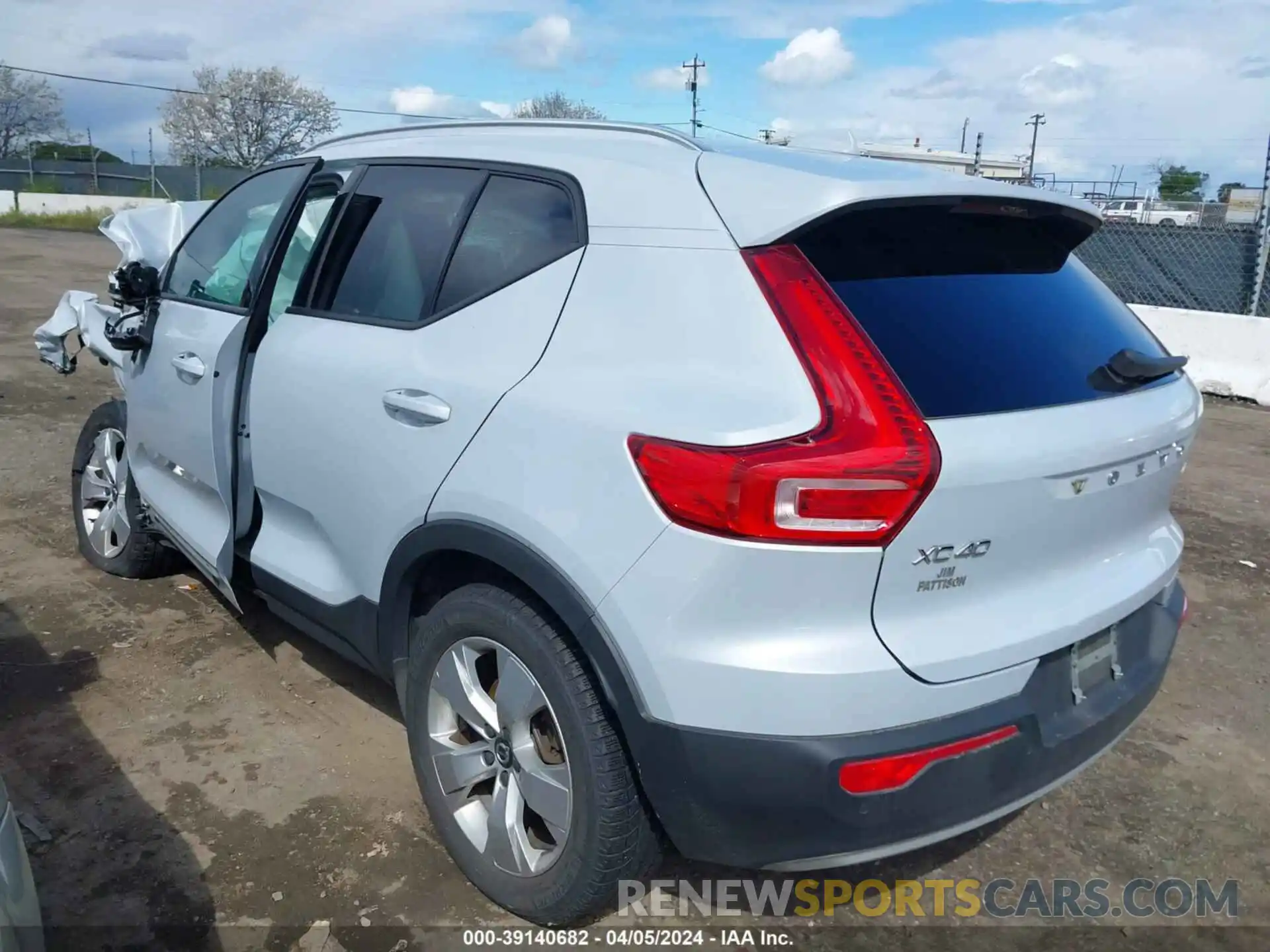 3 Photograph of a damaged car YV4162UK6L2338664 VOLVO XC40 2020