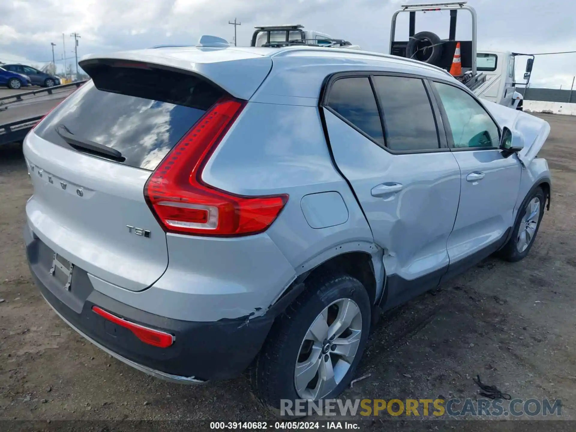 4 Photograph of a damaged car YV4162UK6L2338664 VOLVO XC40 2020