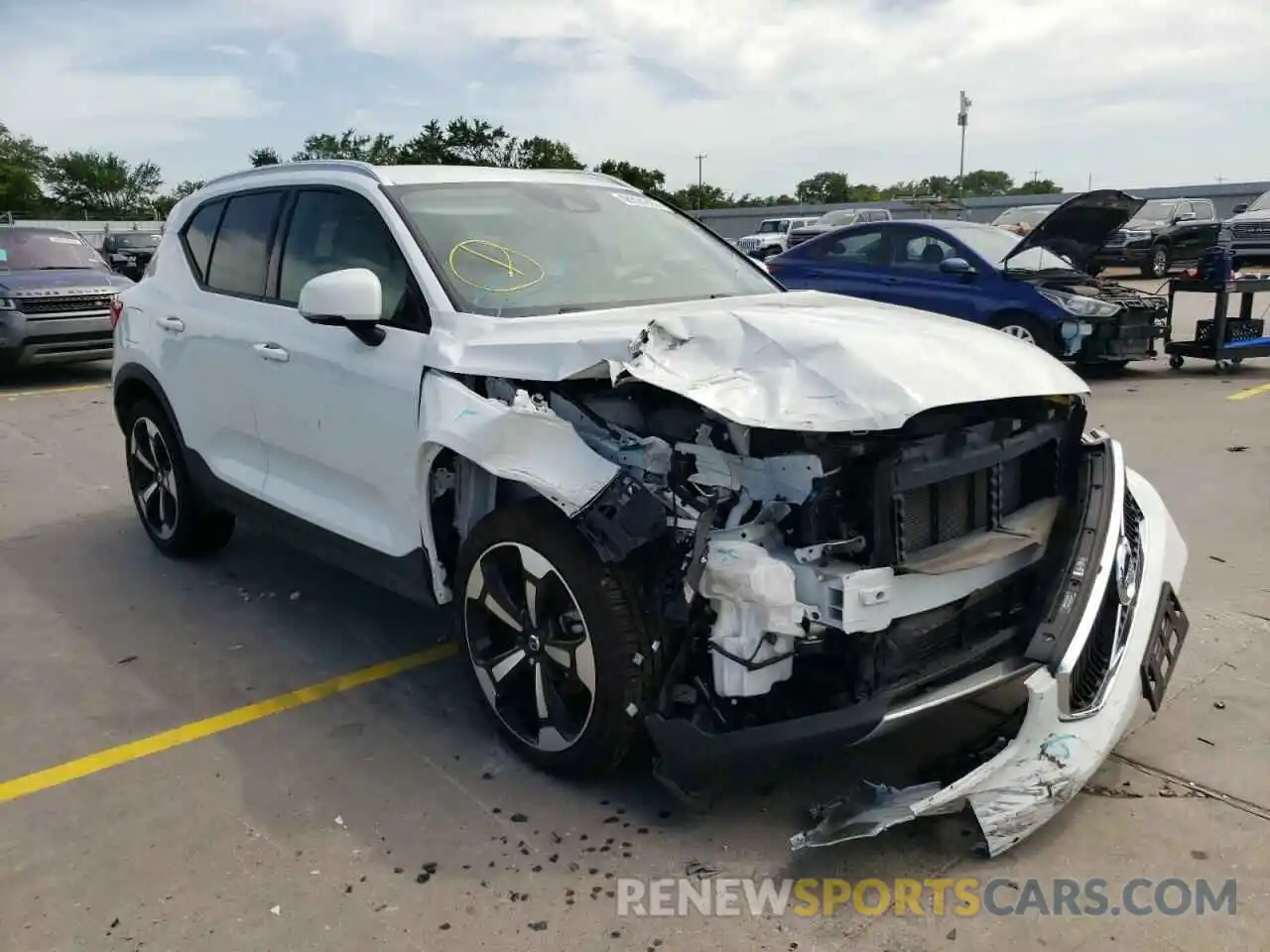 1 Photograph of a damaged car YV4162UK7L2264753 VOLVO XC40 2020