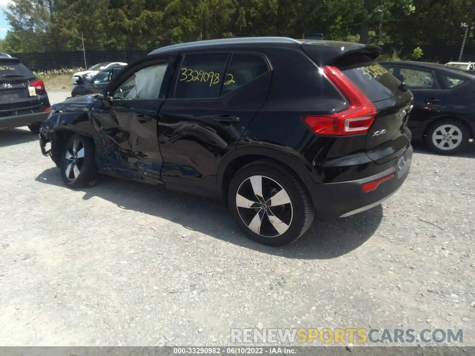 3 Photograph of a damaged car YV4162UK7L2289135 VOLVO XC40 2020