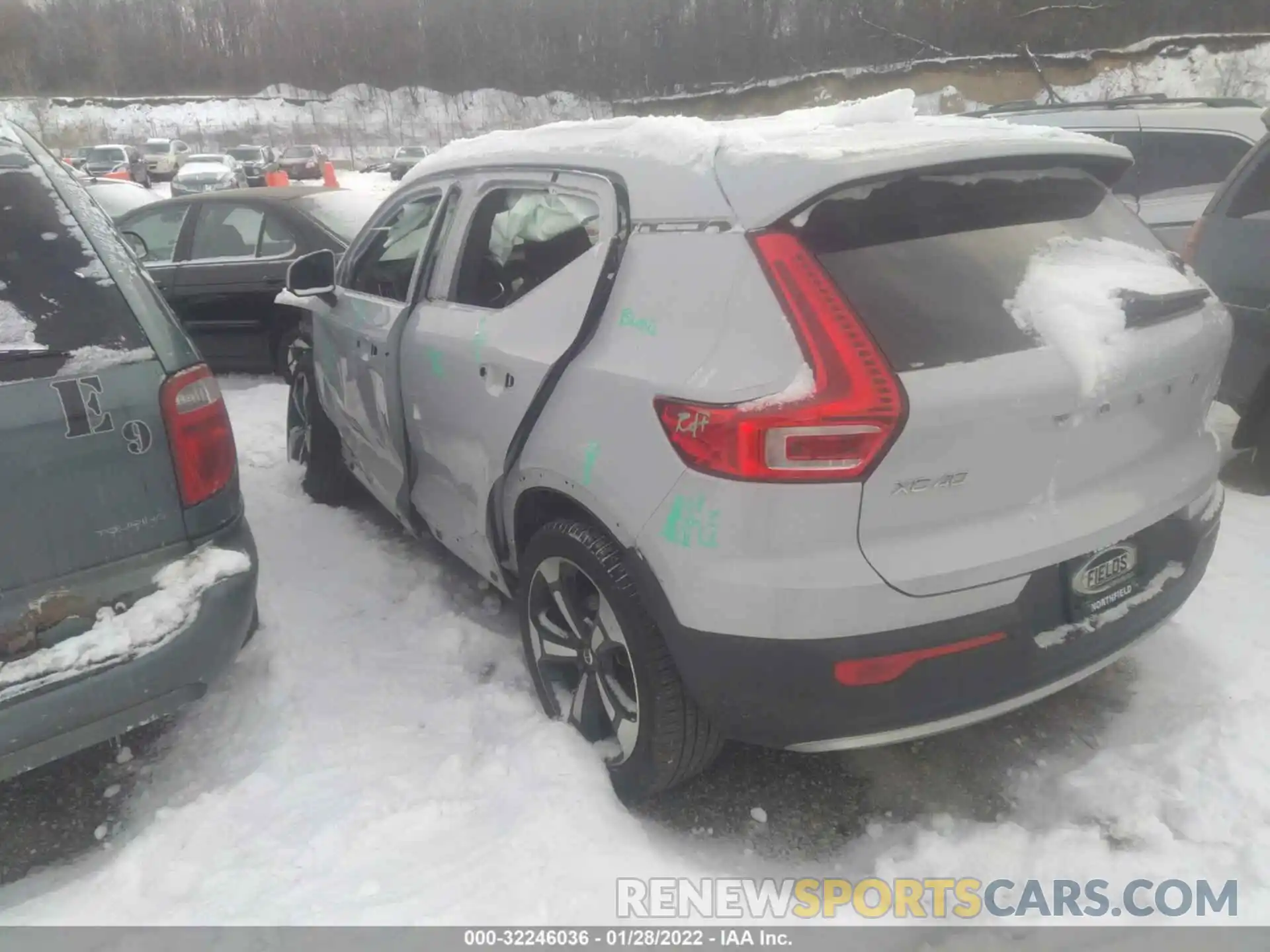 3 Photograph of a damaged car YV4162UK7L2319170 VOLVO XC40 2020