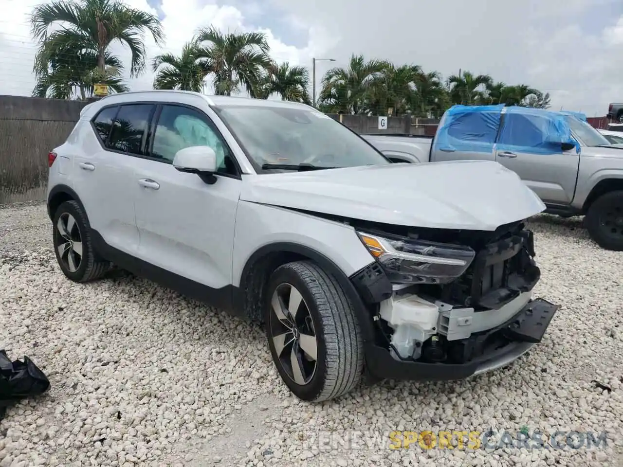 1 Photograph of a damaged car YV4162UK8L2183275 VOLVO XC40 2020