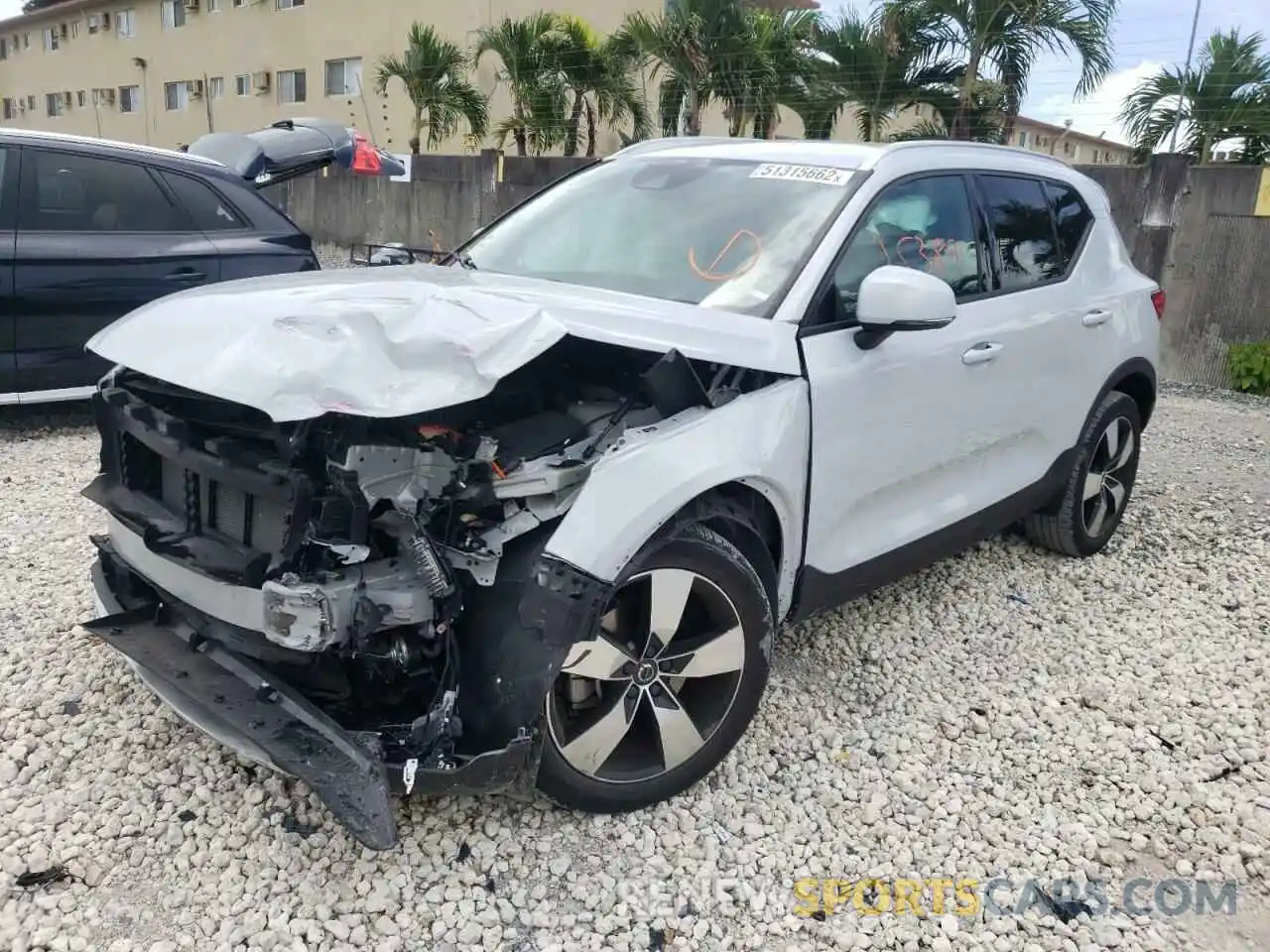 2 Photograph of a damaged car YV4162UK8L2183275 VOLVO XC40 2020