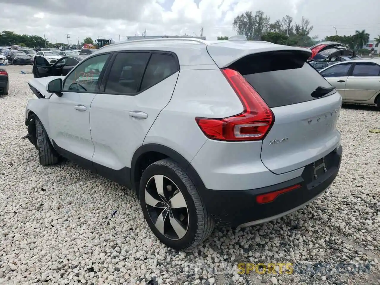 3 Photograph of a damaged car YV4162UK8L2183275 VOLVO XC40 2020