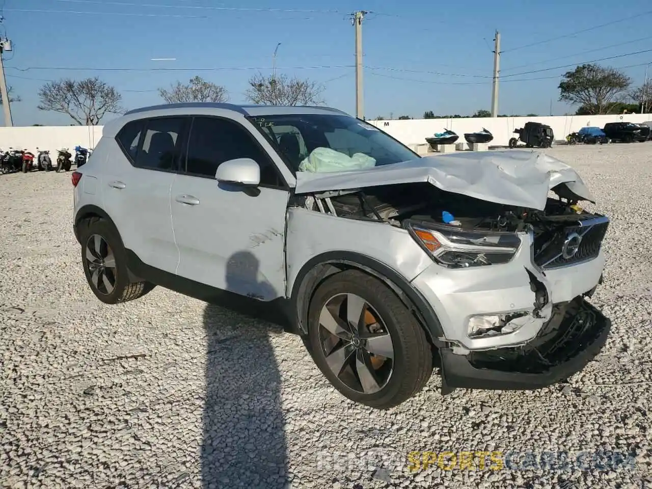 4 Photograph of a damaged car YV4162UK9L2227641 VOLVO XC40 2020