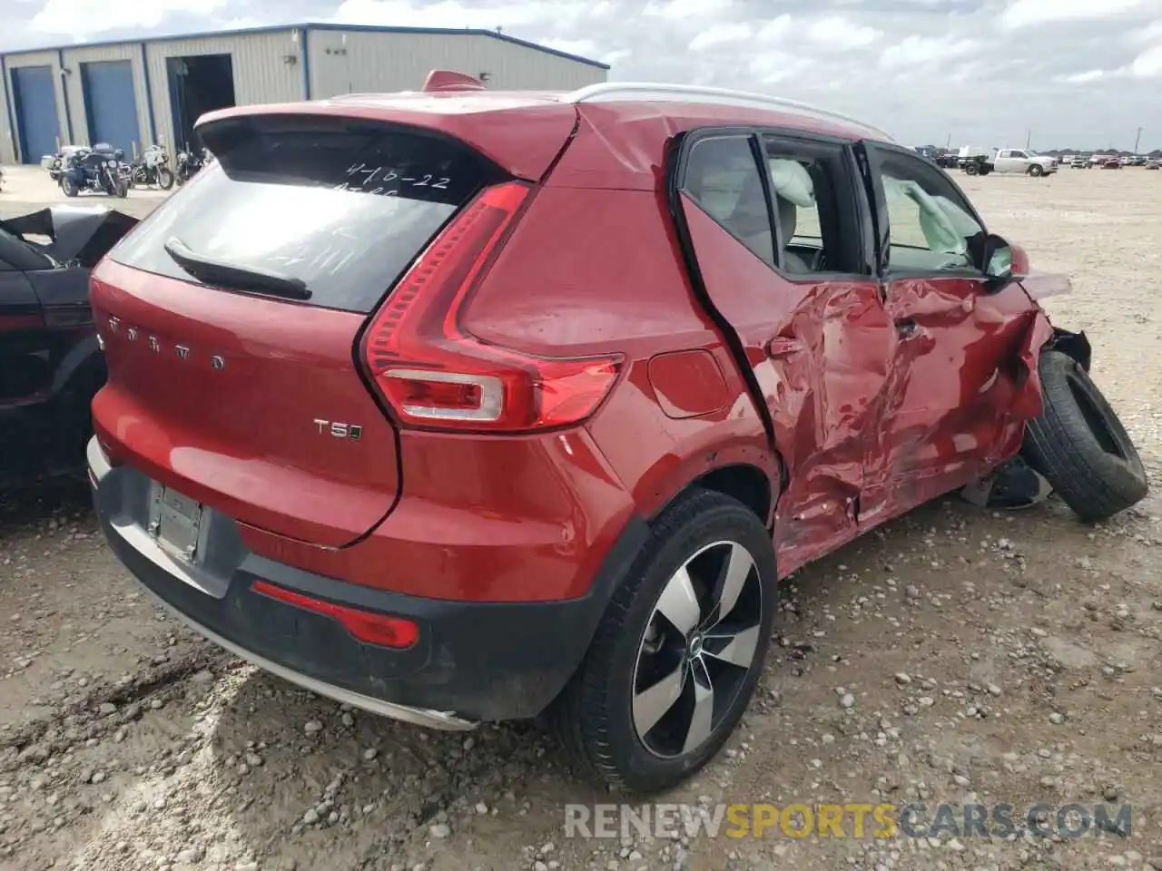 4 Photograph of a damaged car YV4162UK9L2263393 VOLVO XC40 2020