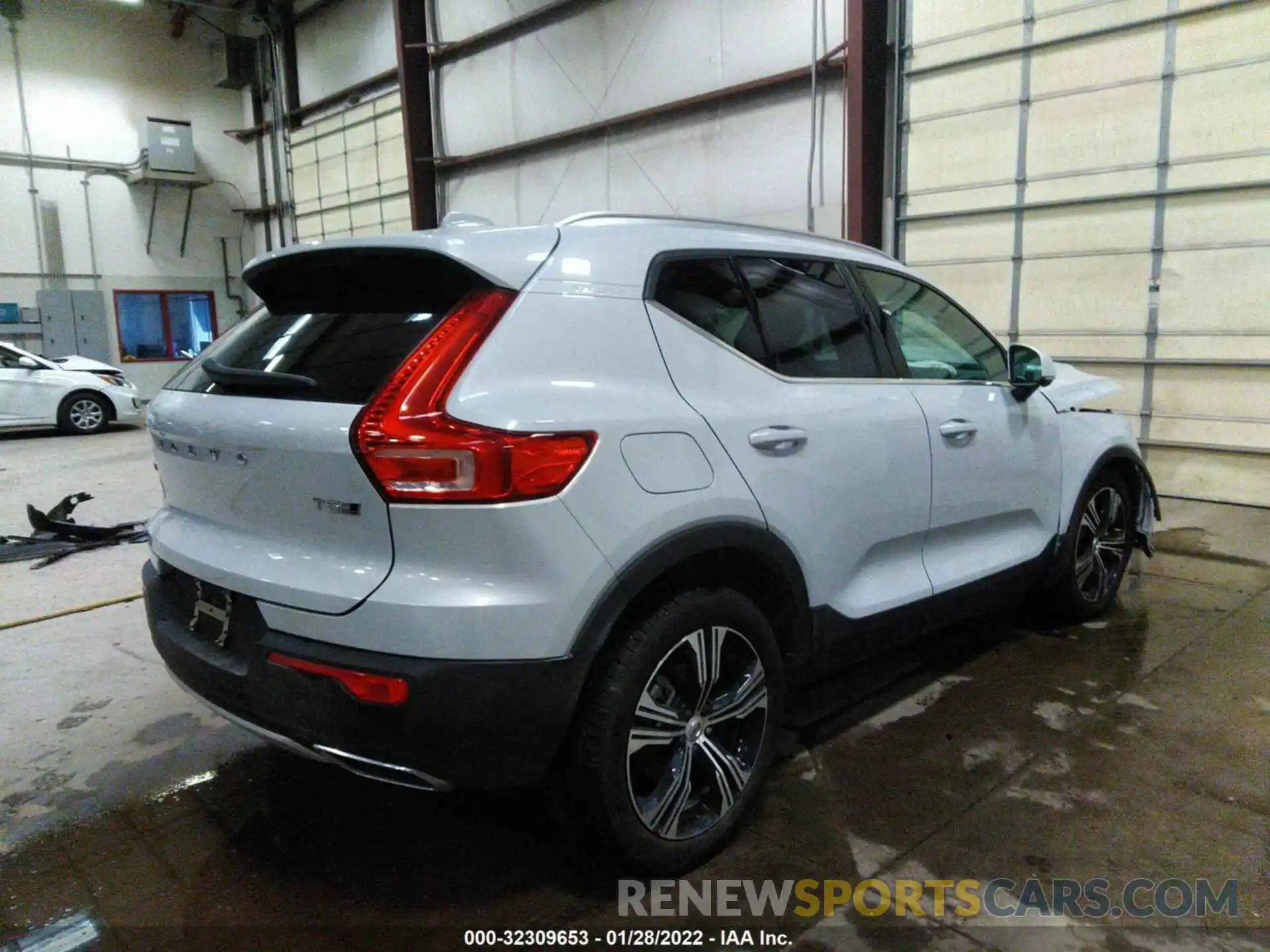 4 Photograph of a damaged car YV4162UL2L2272722 VOLVO XC40 2020