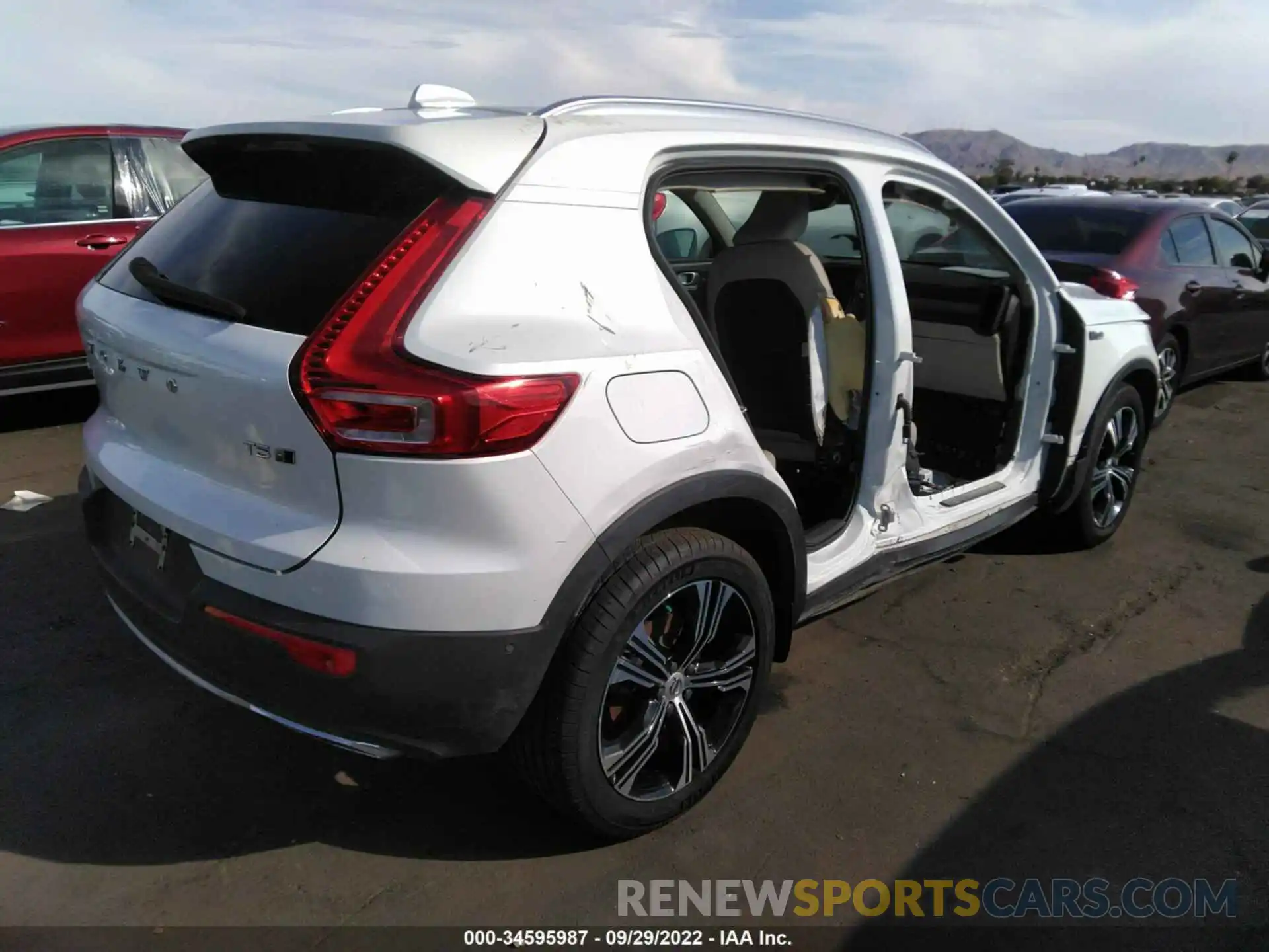 4 Photograph of a damaged car YV4162UL4L2221769 VOLVO XC40 2020