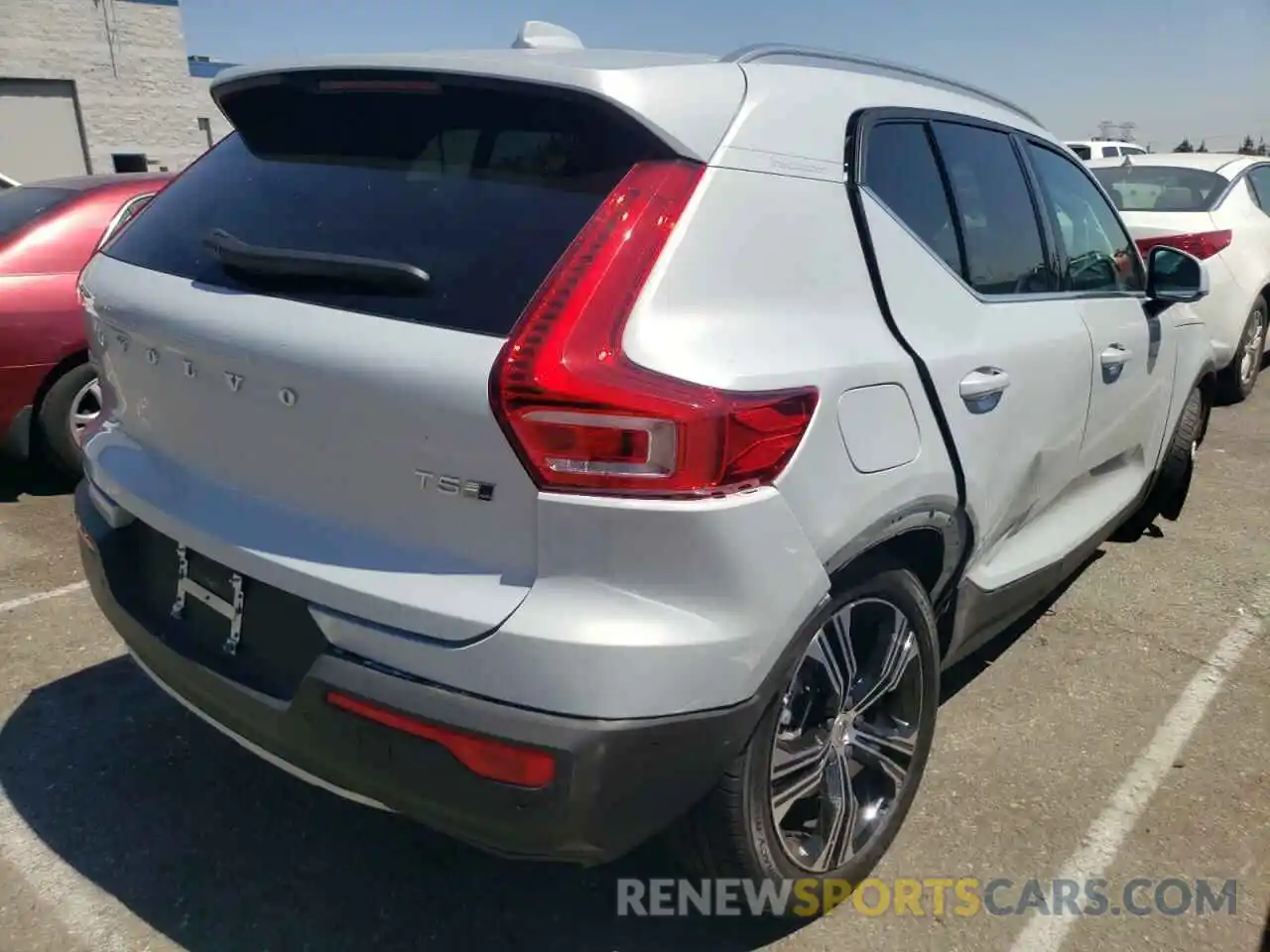 4 Photograph of a damaged car YV4162UL4L2249281 VOLVO XC40 2020