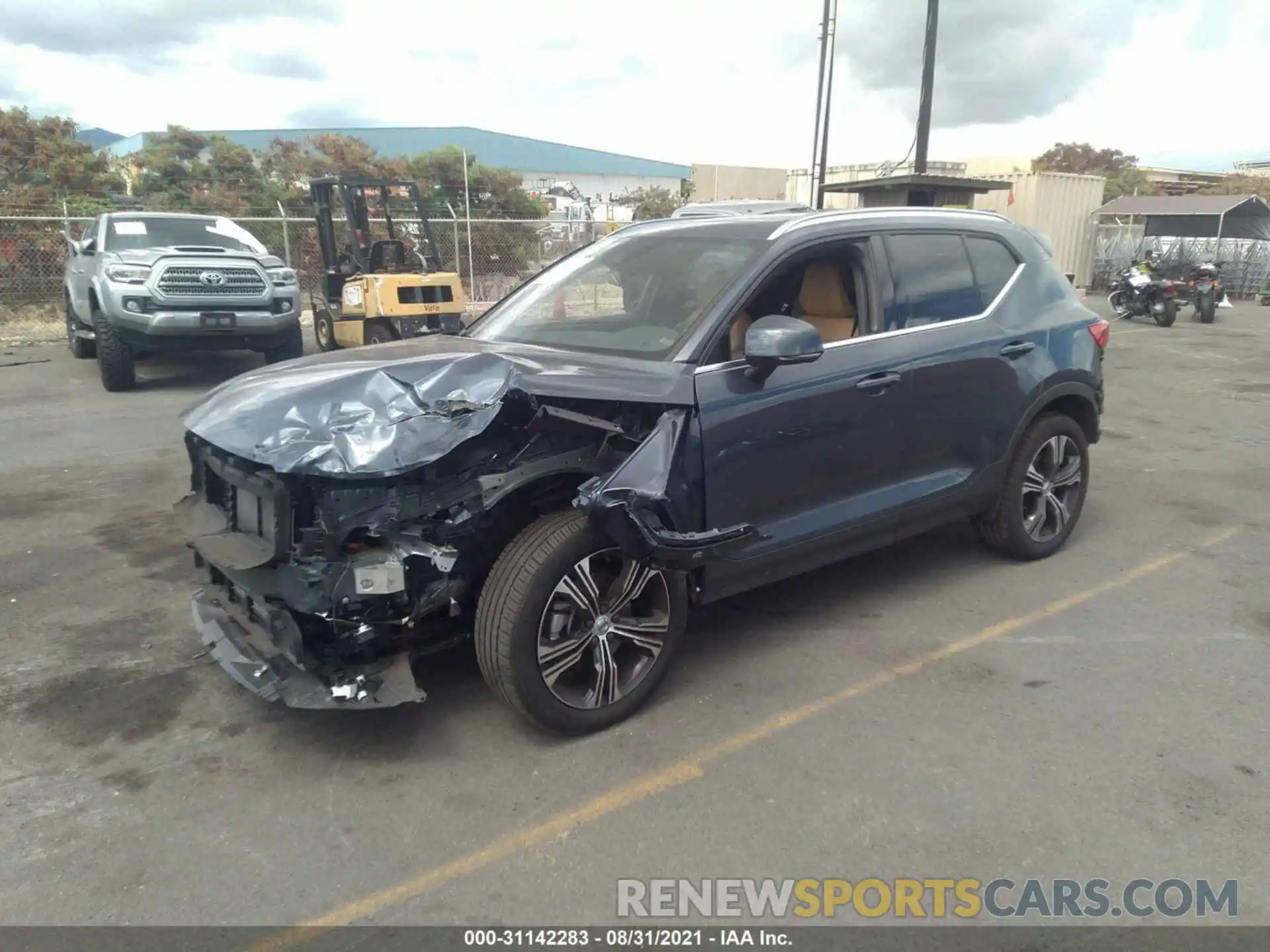 2 Photograph of a damaged car YV4162UL6L2302935 VOLVO XC40 2020