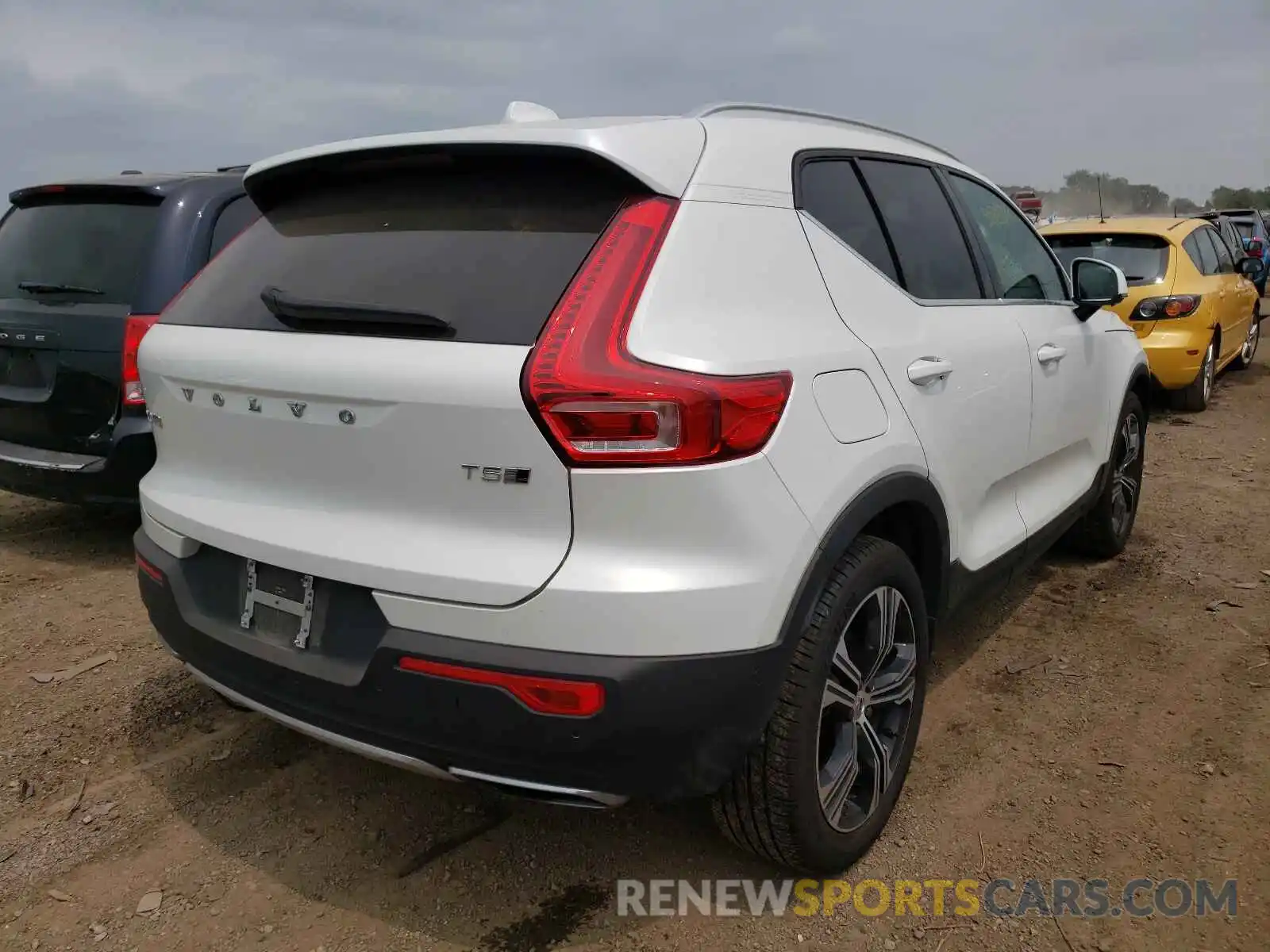 4 Photograph of a damaged car YV4162UL7L2307206 VOLVO XC40 2020