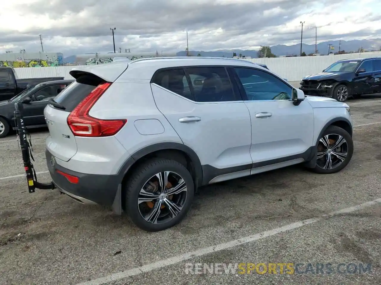 3 Photograph of a damaged car YV4162UL8L2280324 VOLVO XC40 2020