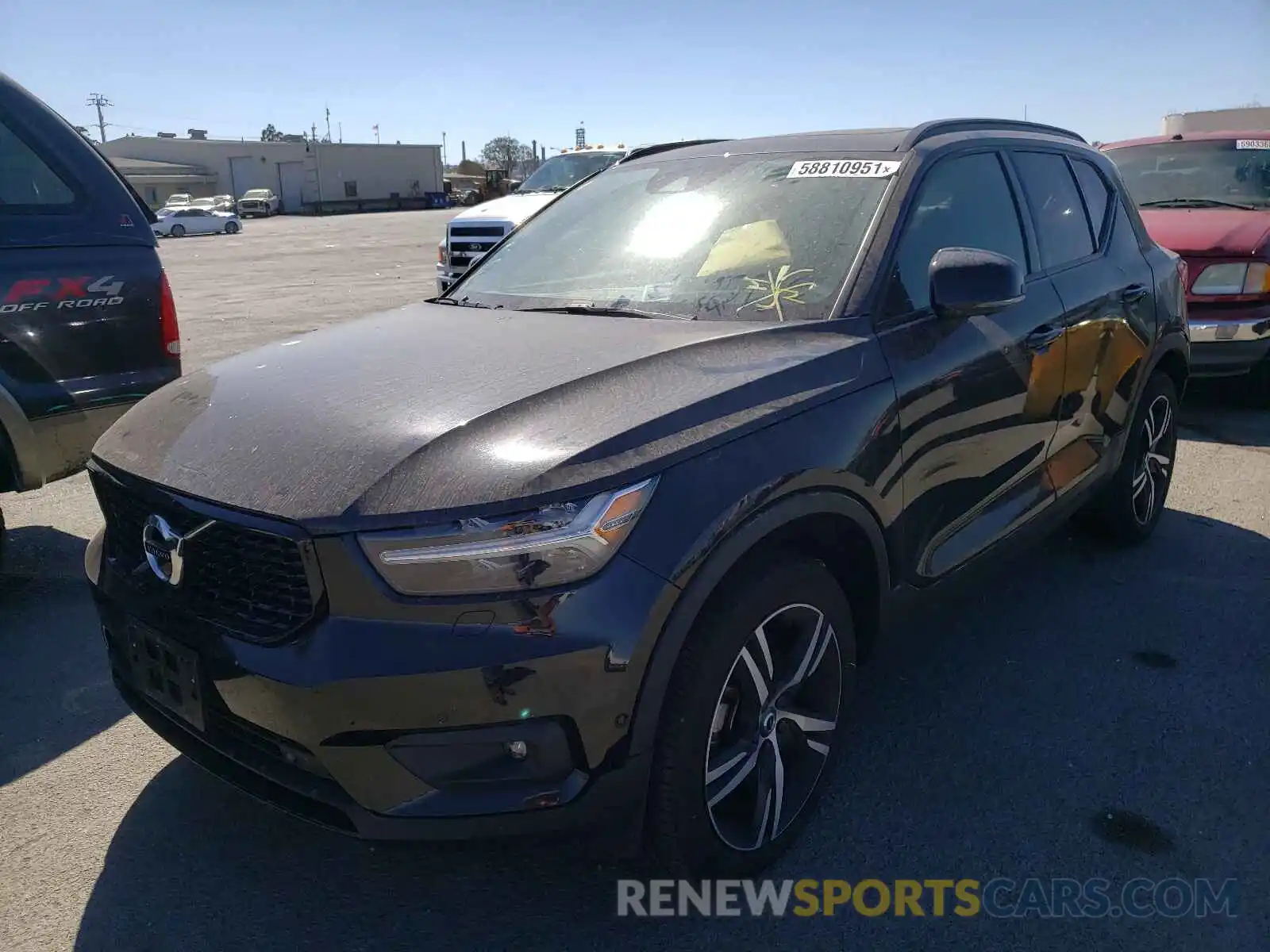 2 Photograph of a damaged car YV4162UM0L2180453 VOLVO XC40 2020