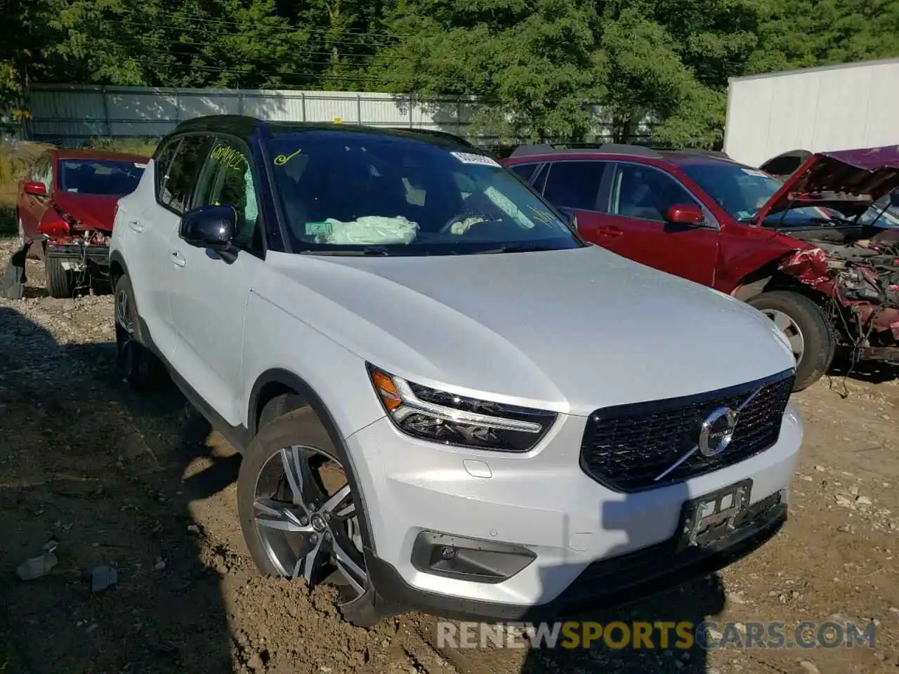 1 Photograph of a damaged car YV4162UM0L2283453 VOLVO XC40 2020