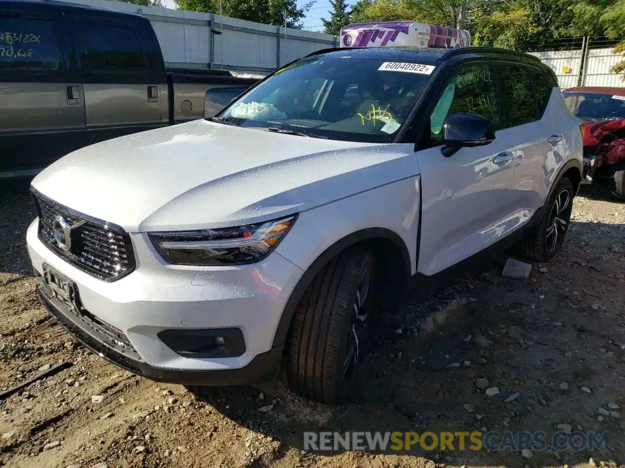 2 Photograph of a damaged car YV4162UM0L2283453 VOLVO XC40 2020