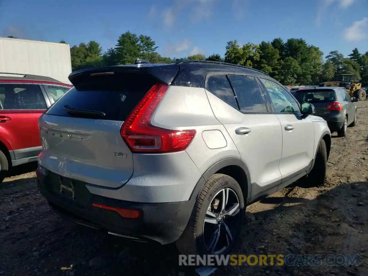 4 Photograph of a damaged car YV4162UM0L2283453 VOLVO XC40 2020