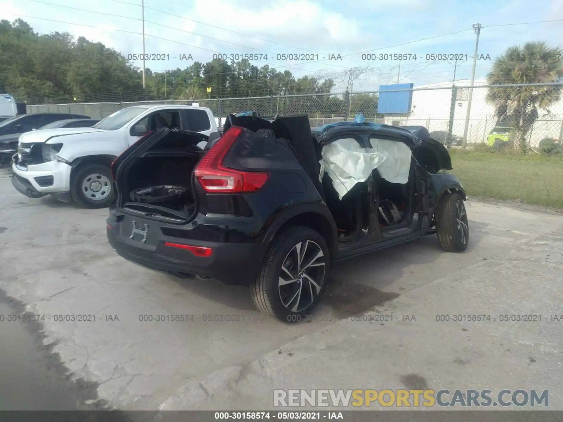 4 Photograph of a damaged car YV4162UM0L2339567 VOLVO XC40 2020