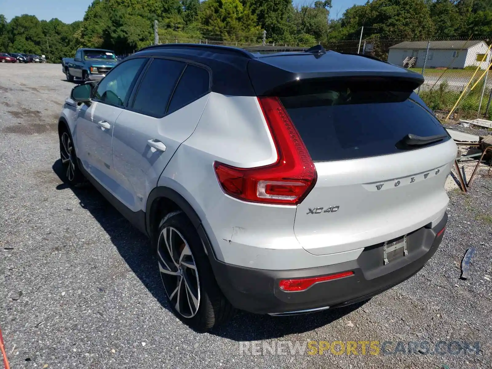 3 Photograph of a damaged car YV4162UM0L2347717 VOLVO XC40 2020