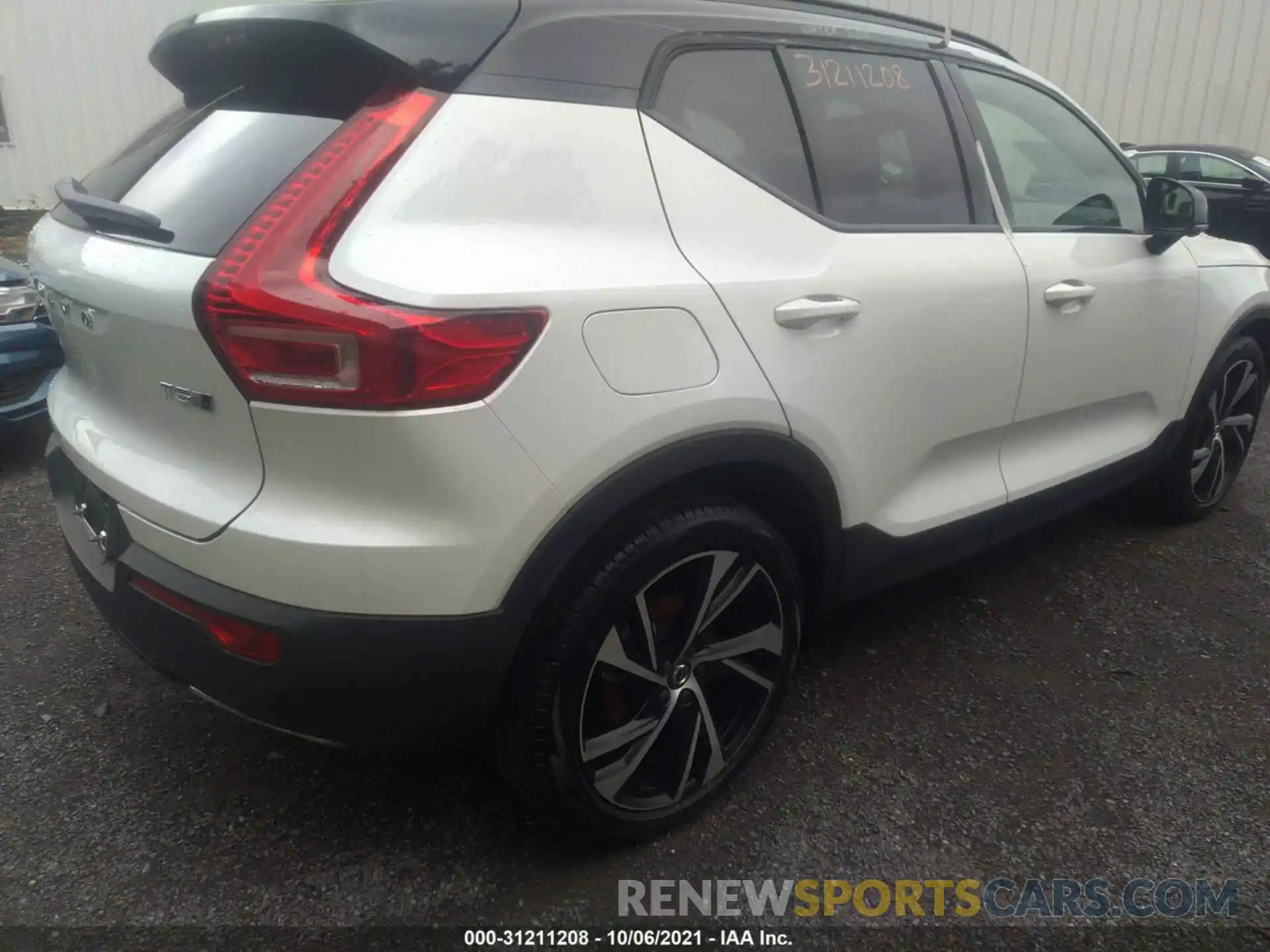 4 Photograph of a damaged car YV4162UM1L2202637 VOLVO XC40 2020