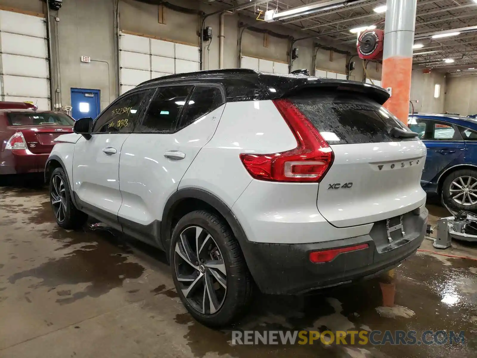 3 Photograph of a damaged car YV4162UM1L2266631 VOLVO XC40 2020