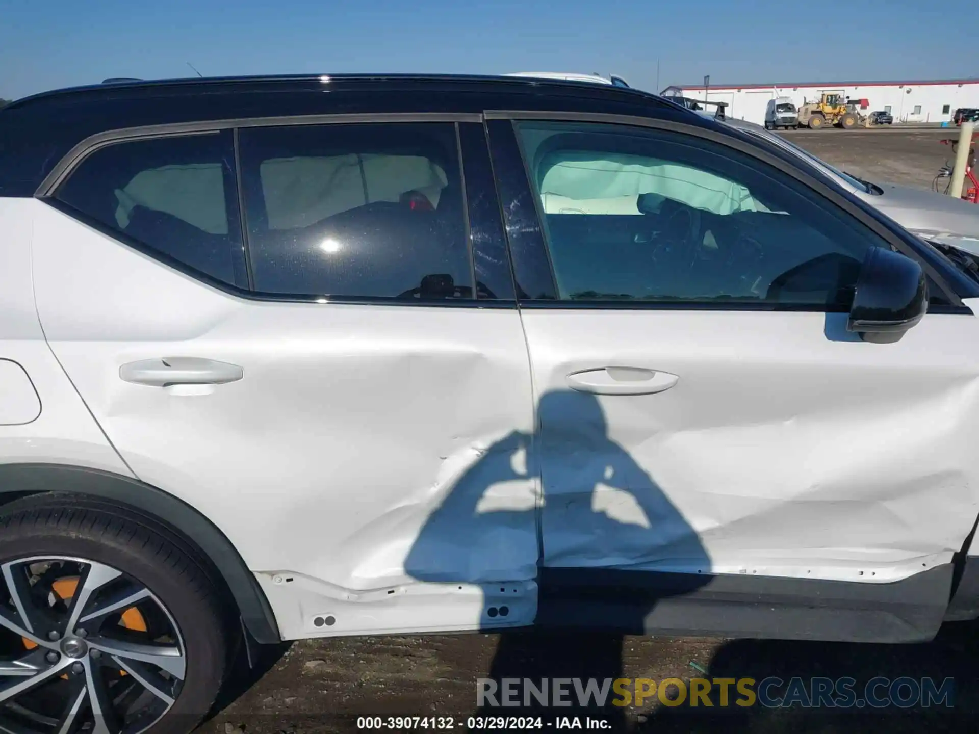 18 Photograph of a damaged car YV4162UM2L2262491 VOLVO XC40 2020