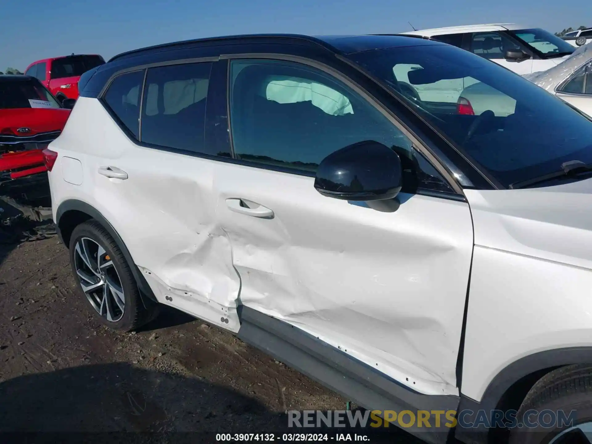 19 Photograph of a damaged car YV4162UM2L2262491 VOLVO XC40 2020