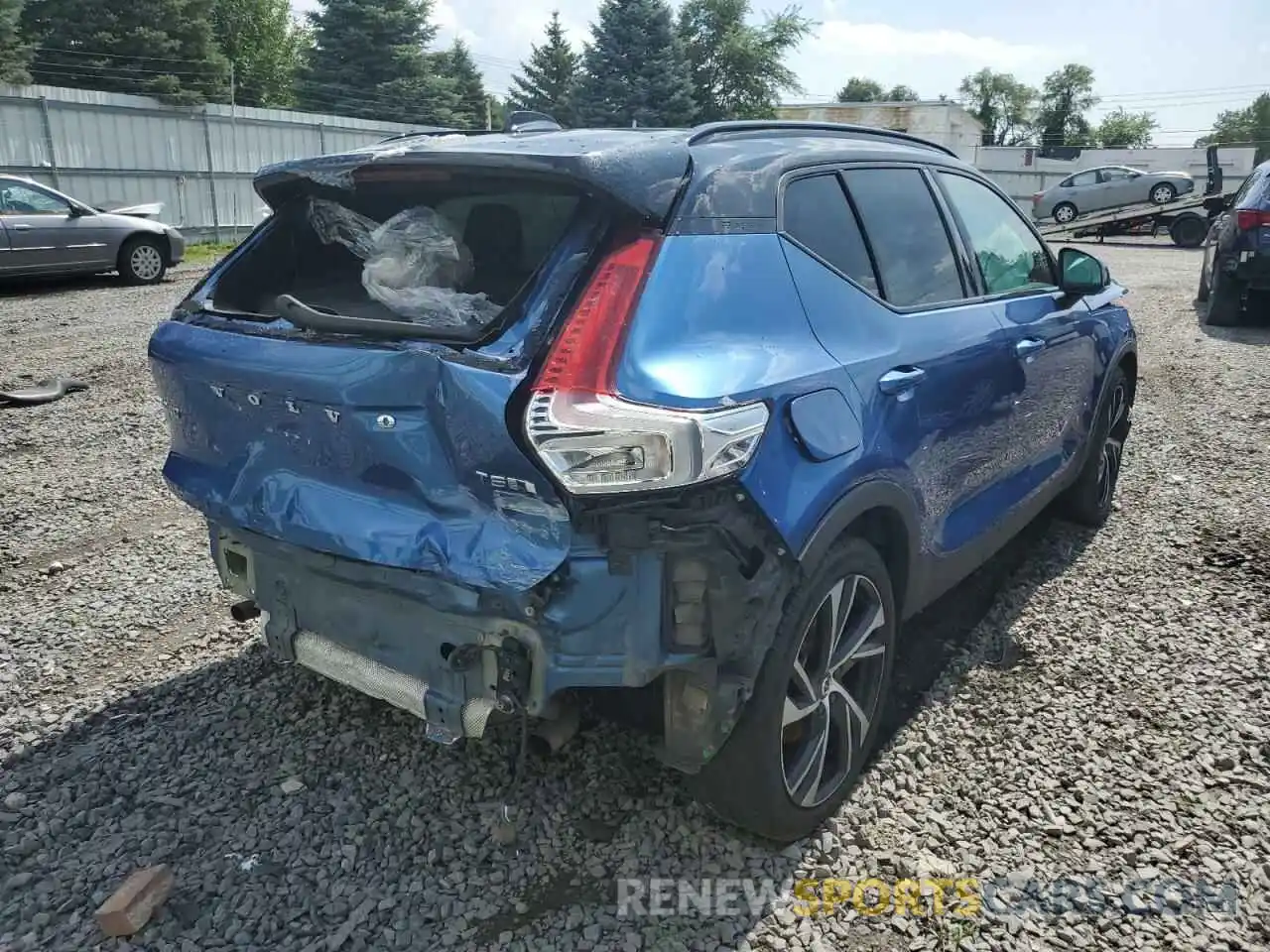 4 Photograph of a damaged car YV4162UM2L2289352 VOLVO XC40 2020