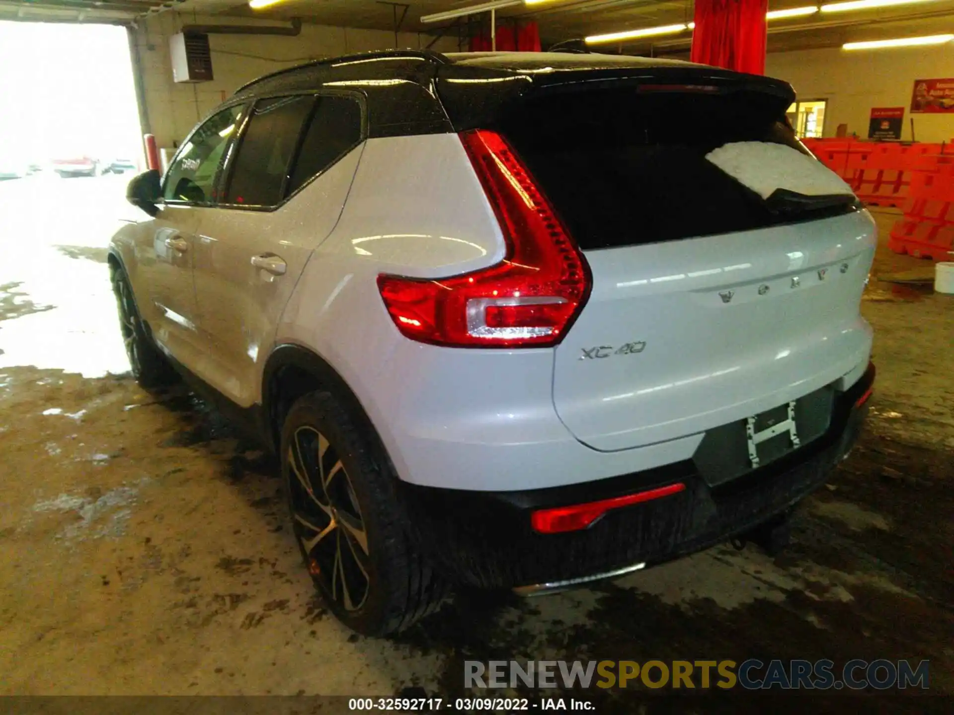 3 Photograph of a damaged car YV4162UM2L2316341 VOLVO XC40 2020