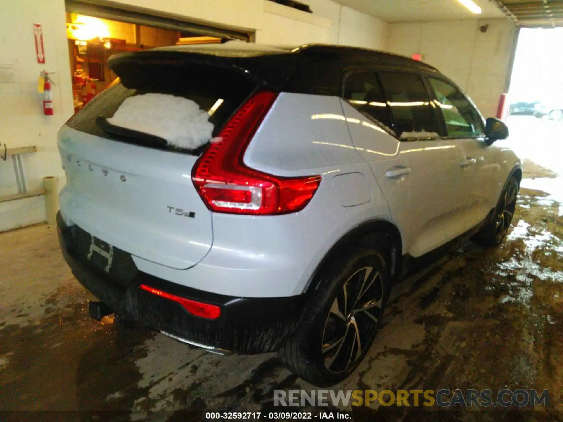 4 Photograph of a damaged car YV4162UM2L2316341 VOLVO XC40 2020