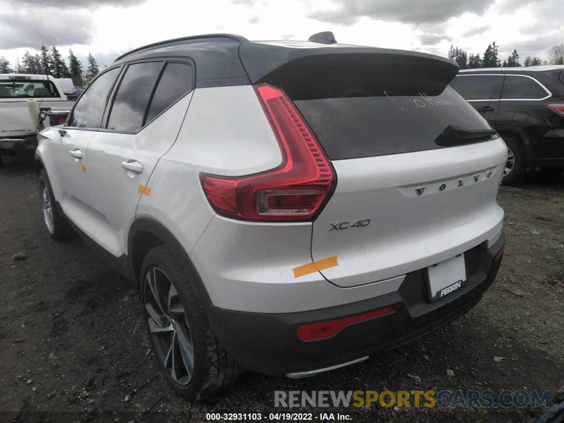 3 Photograph of a damaged car YV4162UM2L2348769 VOLVO XC40 2020