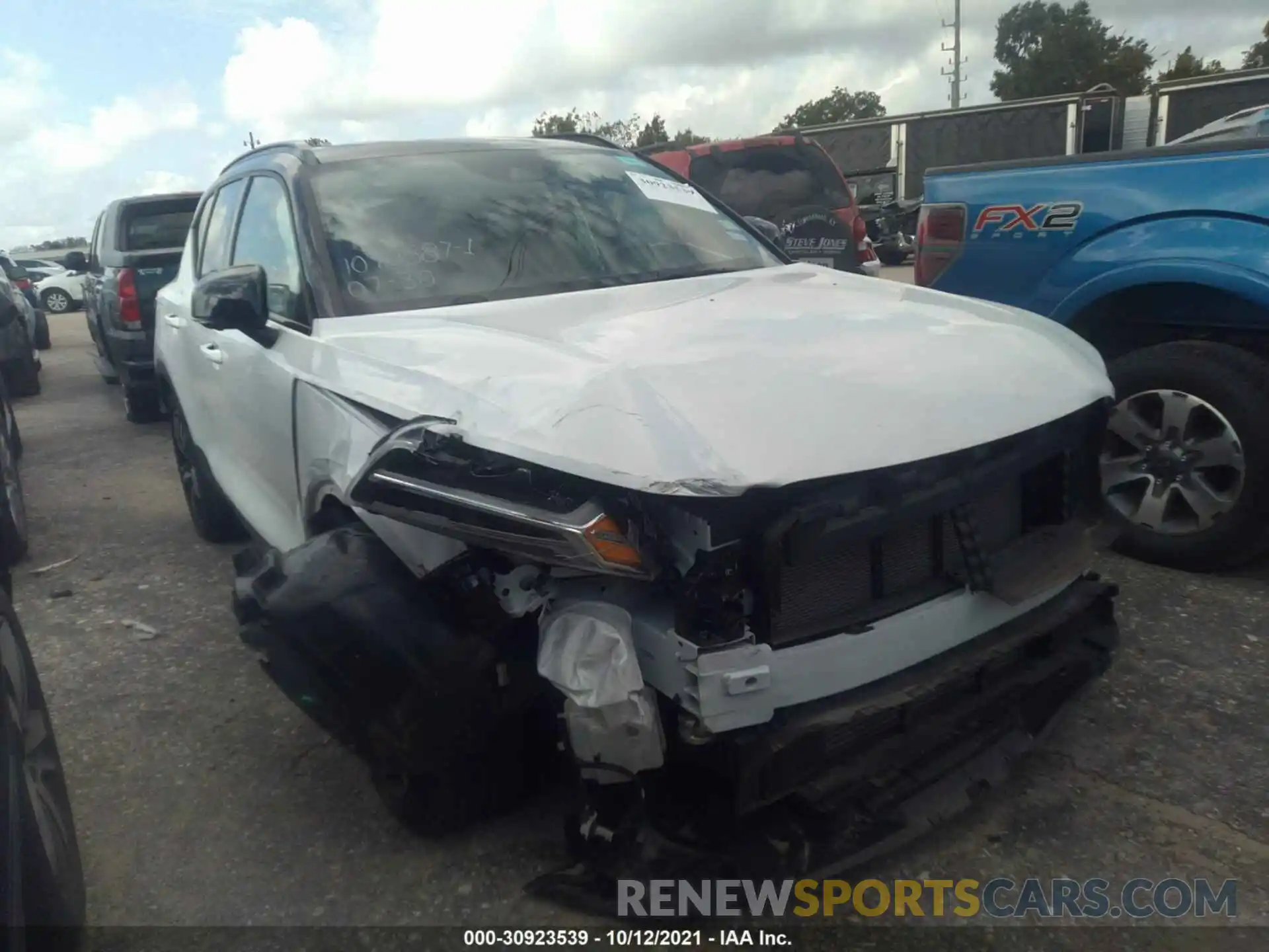 1 Photograph of a damaged car YV4162UM3L2207306 VOLVO XC40 2020